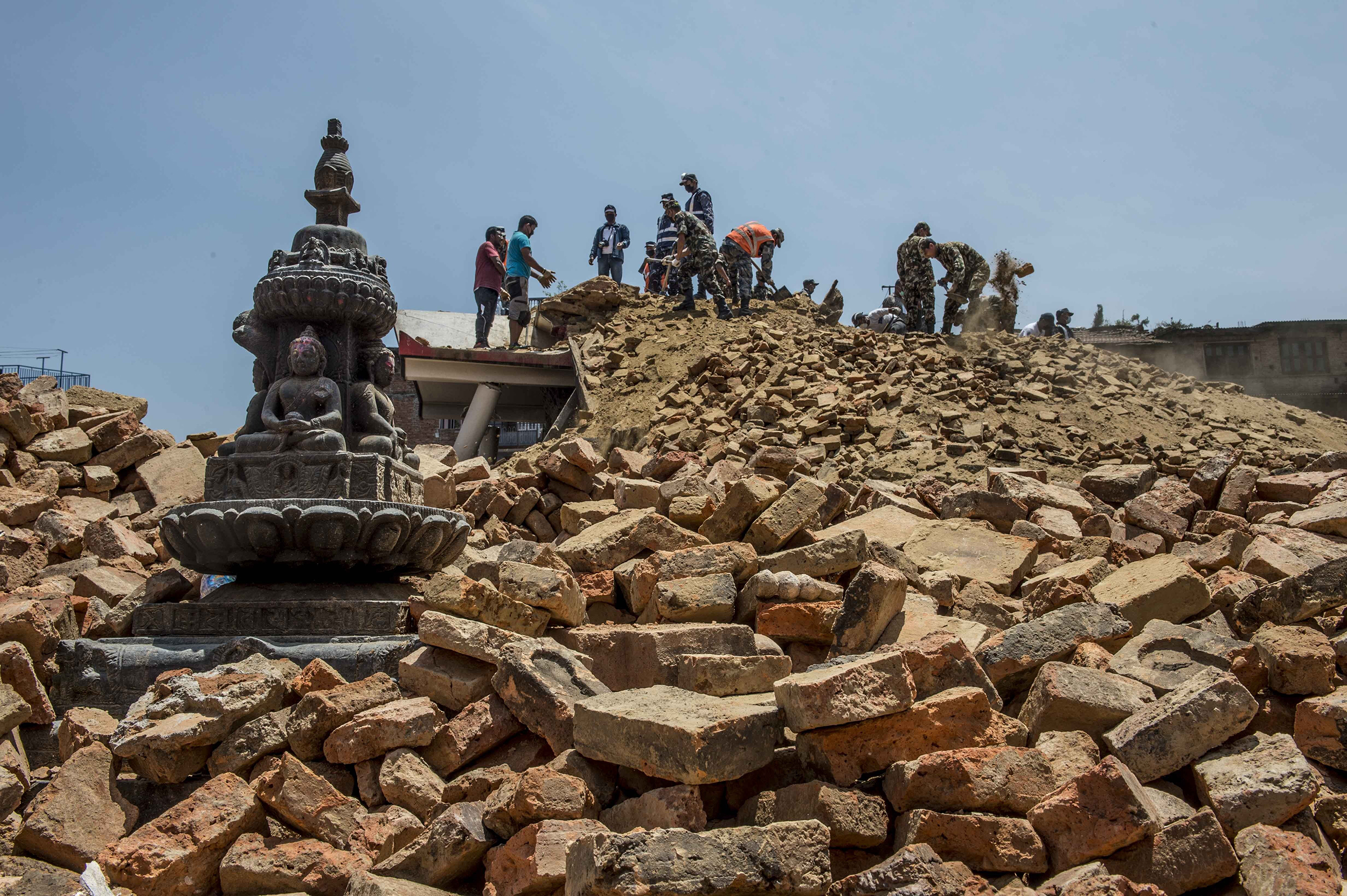 50512024. Nepal.- Militares y habitantes de Lalitpur, una antigua ciudad adyacente a Katmandú, capital de Nepa, remueven ecombros luego del del nuevo sismo de 7.3 grados de magnitud en la escala Richter que sacudió hoy el centro de Nepal. El Ministerio nepalés del Interior confirmó que al menos 36 personas murieron y otras mil 129 resultaron heridas a consecuencia del sismo de hoy. NOTIMEX/FOTO/ XINHUA / LUI SIU WAI/COR/DIS/