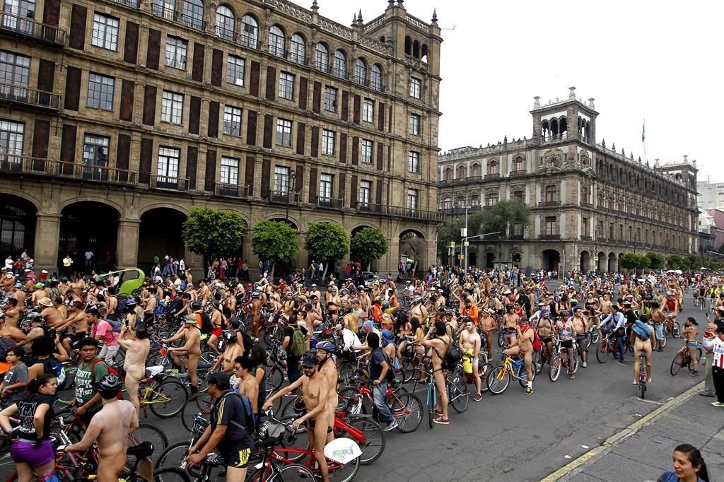 Ciclistas al desnudo