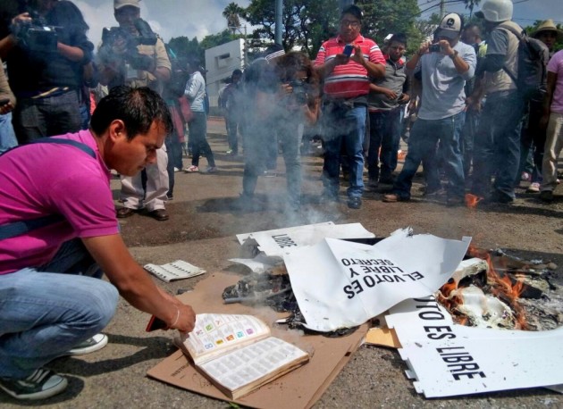 Saquean-mesas-de-votacion-y-queman-urnas-en-la-ciudad-mexicana-de-Oaxaca