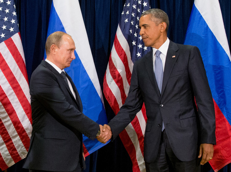 El presidente de Estados Unidos, Barack Obama, y el de Rusia, Vladimir Putin, posan para los medios antes de una reunión bilateral, el lunes 28 de septiembre de 2015 en la sede de Naciones Unidas. (AP Foto/Andrew Harnik)